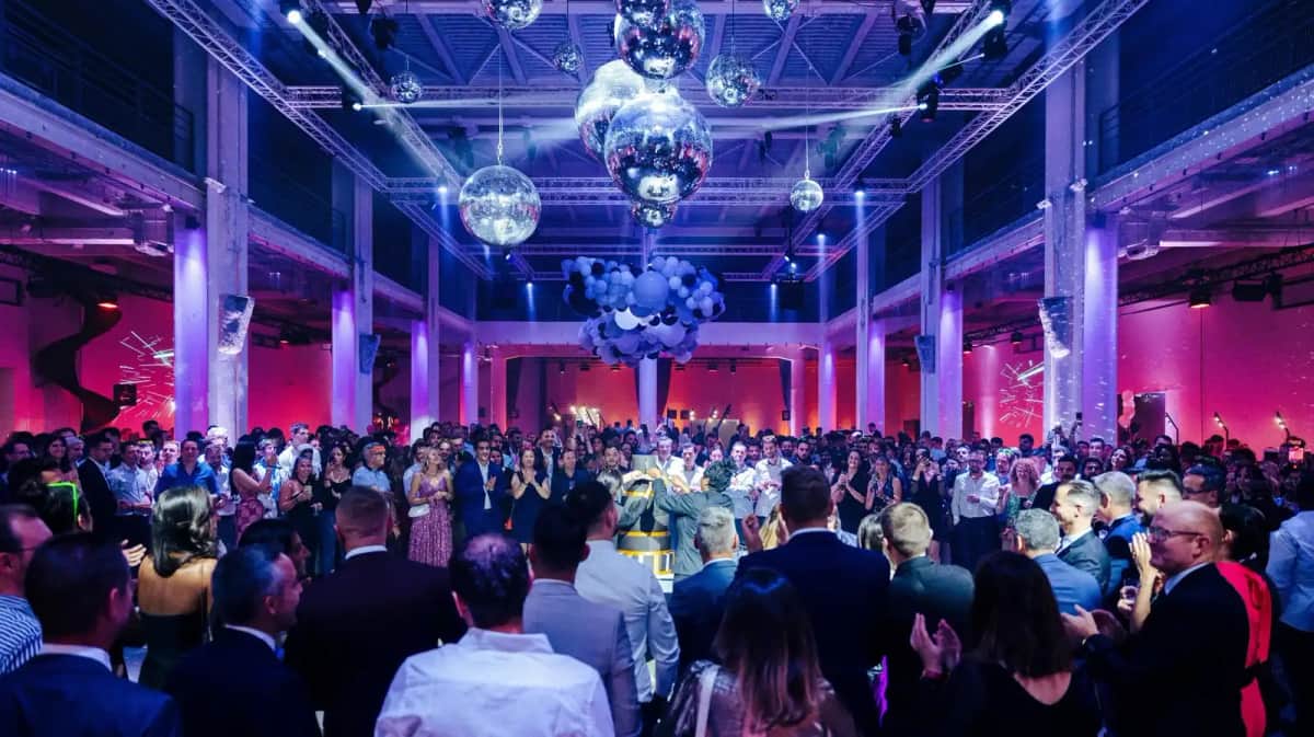 Remise de prix interne : structurer vos awards avec script, musique et rythme