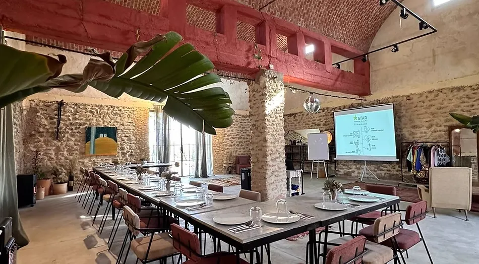 Salle Carmin du Domaine Tarenti — lieu de séminaire d'exception en Tunisie — Atelier Events