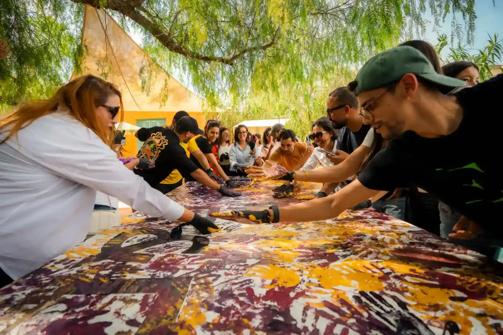 Activité de team building en Tunisie — groupe en pleine collaboration